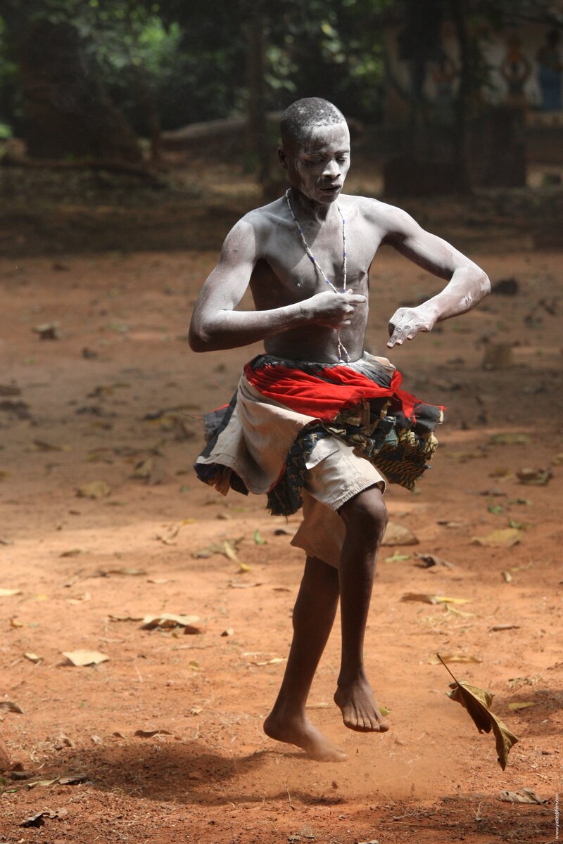 Фото Сергея Ястржембского. Адепт вуду входит в транс для общения   с добрым духом Ганбада в Священном лесу Уиды. Бенин, 2011