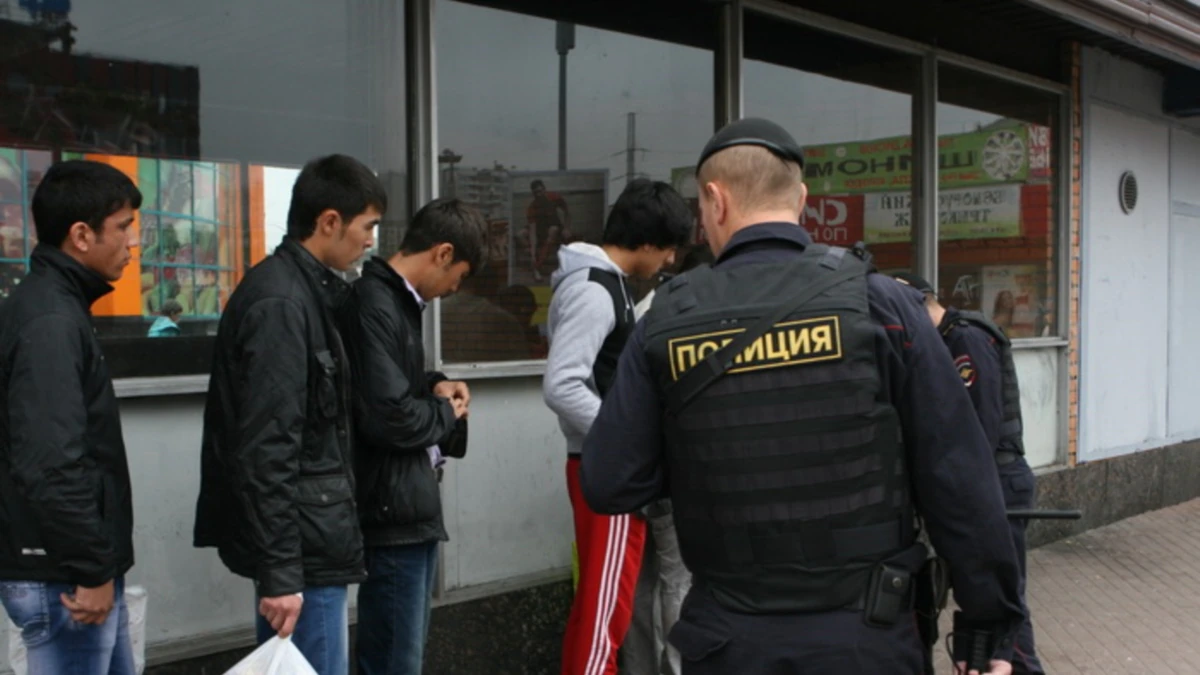 Таджики депортация. Преступность мигрантов. Мигранты и полиция в России. Мигранты из Киргизии. Полиции мигрантов узбек