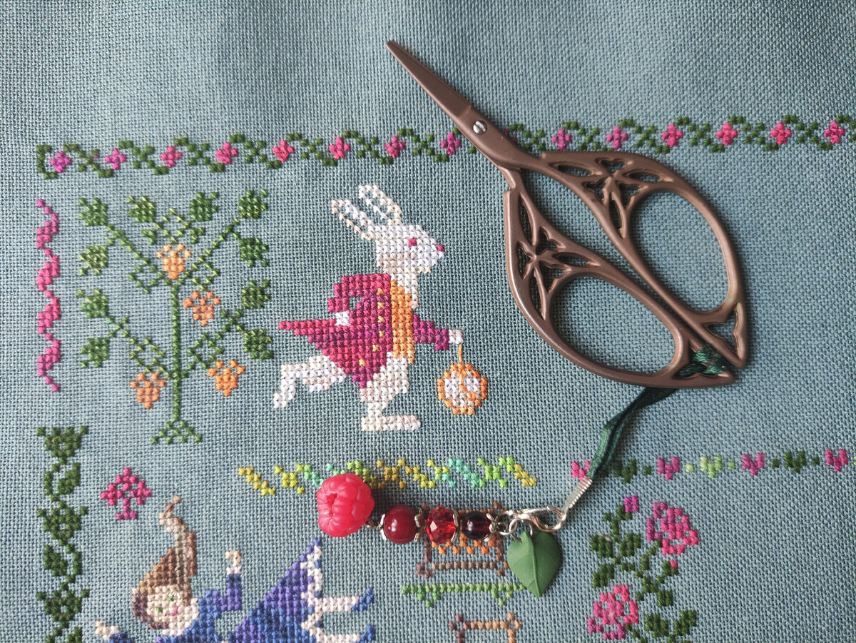 "Алиса в стране Чудес" - продвижение по бесплатной схеме от Совиного леса. Вышивка крестом 