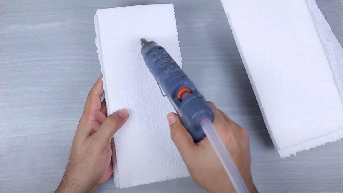 Просто по центру дорожка клея