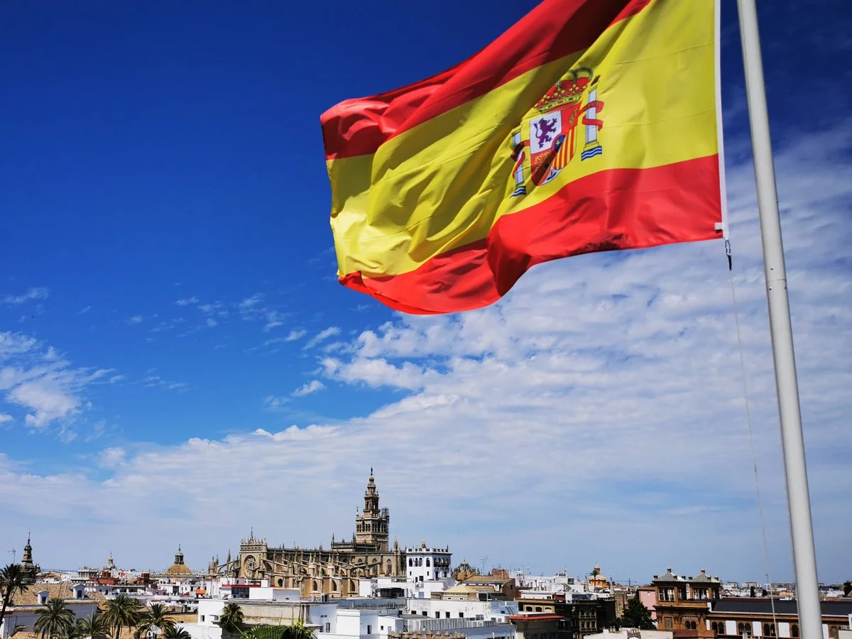 Испания с флагом