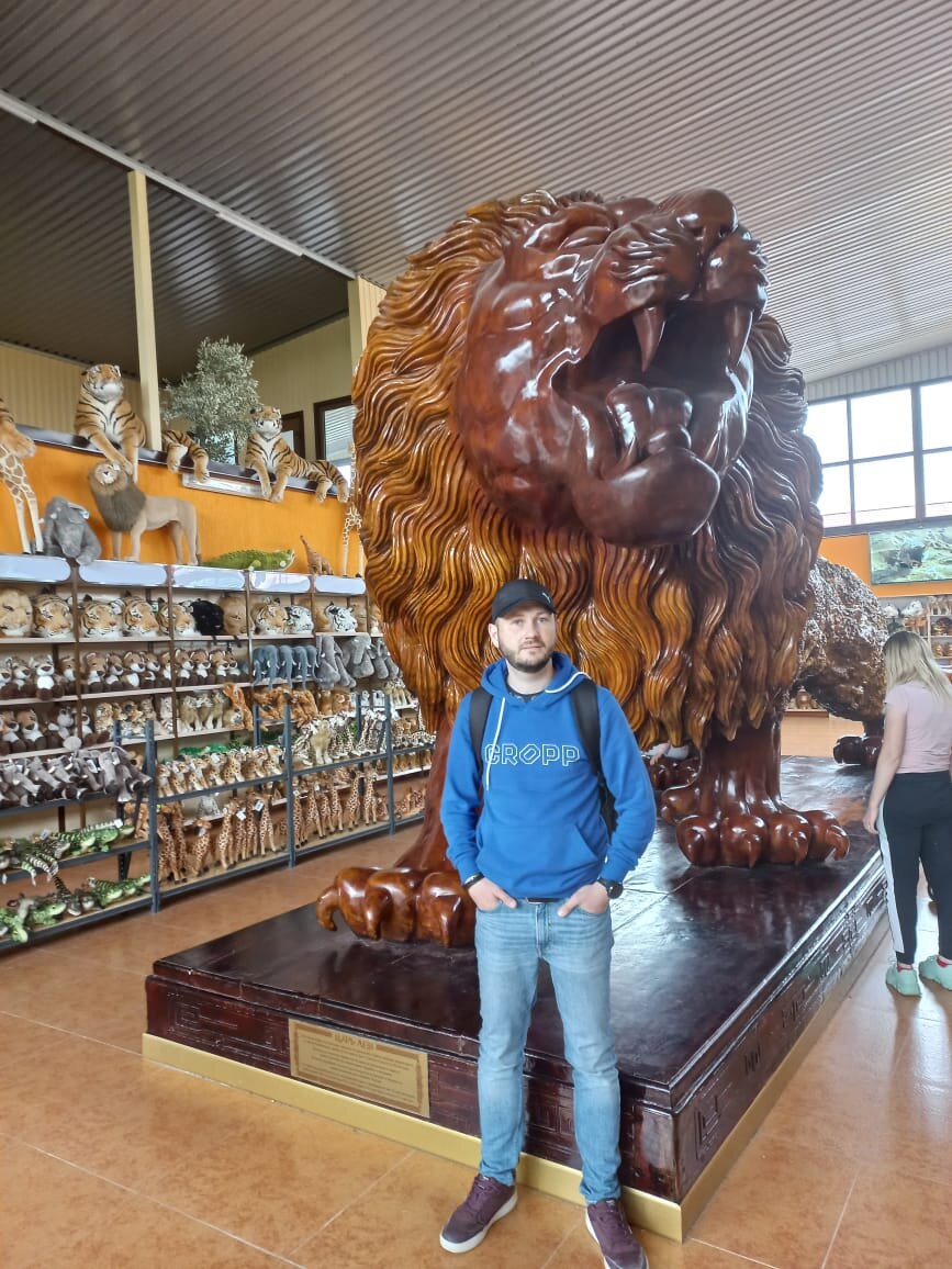 Вот такой деревянный "лёвушка" нас встречает. Размеры впечатляют.