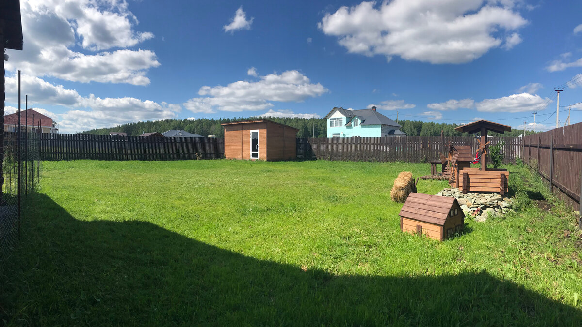 Слева, между мастерской и хозблоком расположится мангальная зона, справа детская площадка и все это нужно соединить тропинками 