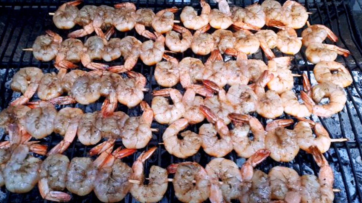 Креветки на гриле - отличное дополнение к салату "Цезарь"