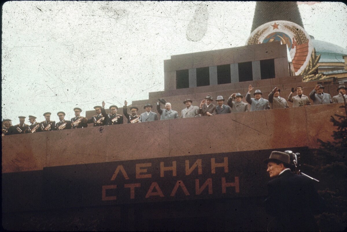 https://cdn.fishki.net/upload/post/201411/22/1331987/0_940ff_69a59b4c_orig.jpg Хруще на трибуне Мавзолея Ленина и Сталина