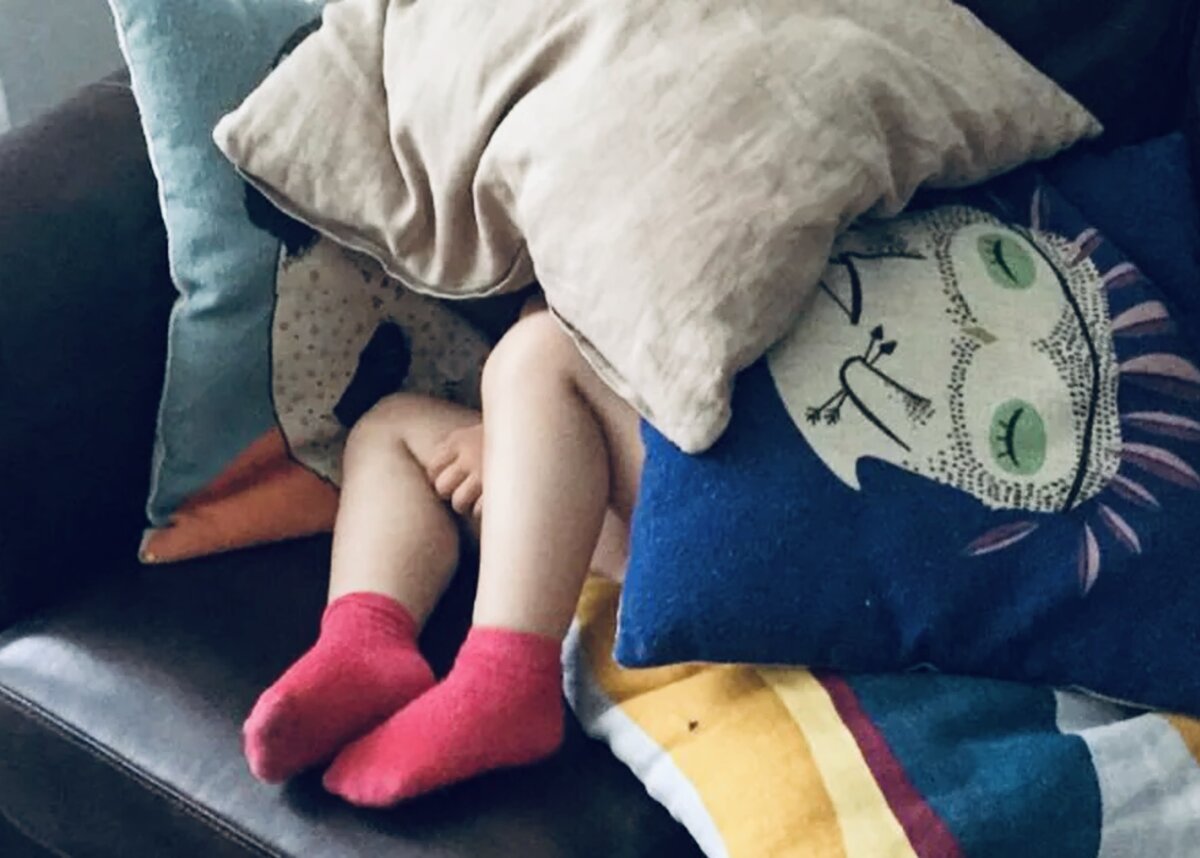 Бобо прятки. Спрятался под подушкой. Ребенок прячется. Ребенок спрятался. Спрятаться в подушки.
