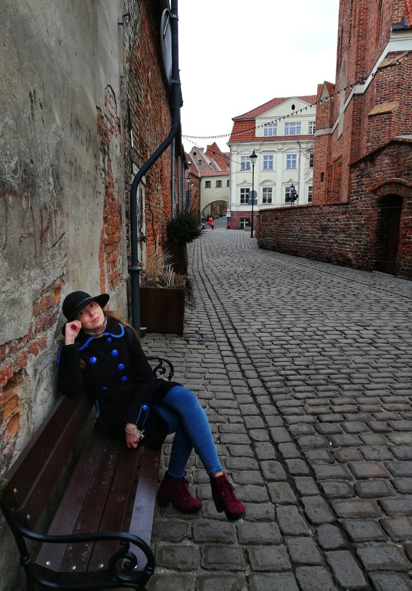 На фото вы видите человека, который уже очень устал искать недорогие и удобные билеты до России