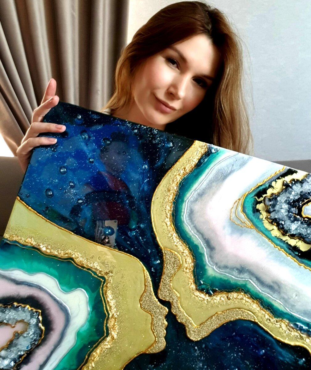 Это я, с картиной из эпоксидной смолы в стиле ResinArt "срез камня"))