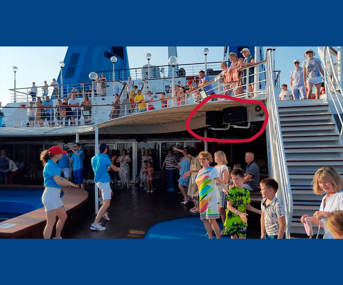 Как видите, палуба всегда "активна" и занята людьми. А вот те самые динамики, помешавшие горе-пассажиру...