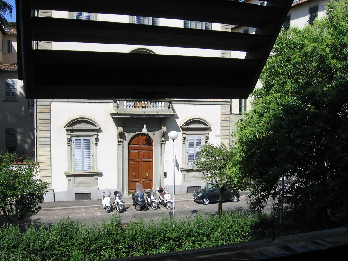 Вид из окна отеля на тихую улочку