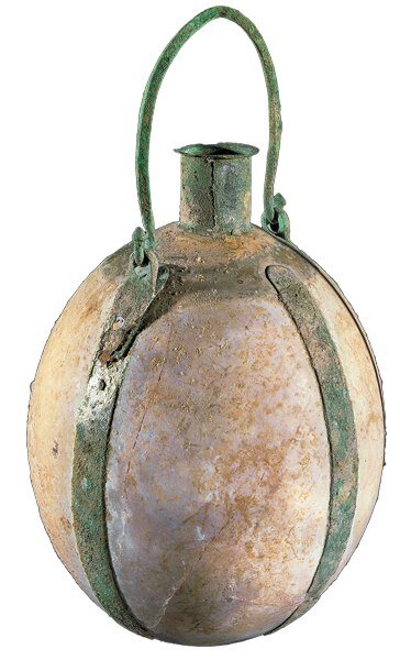 А вот этой фляге 3,5 тысячи лет. Скорлупа яйца тут интегрирована с металлом (бронза) для удобства переноски и использования.