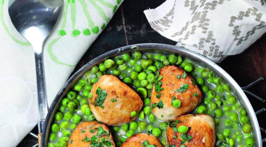 Рыбные фрикадельки с зеленым горошком