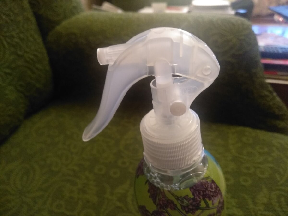 Распылитель крупным планом. Белого цвета – предохранитель. Перед распылением его переключаю