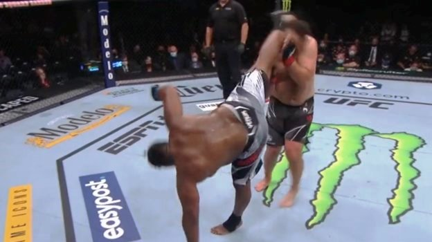 Вау! Безумный удар вертушкой от тяжеловеса Криса Барнетта ошеломляет всех на UFC 268 (Видео) 