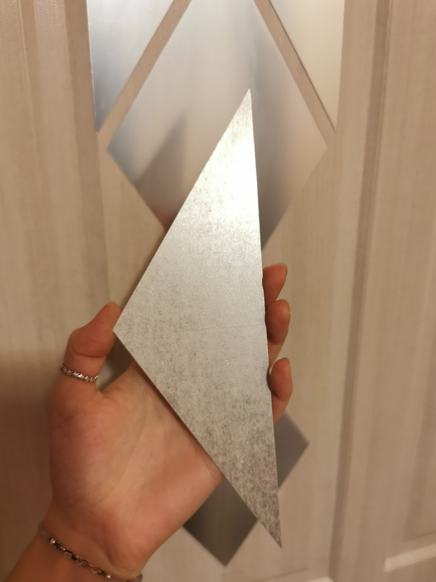 Один ромб был с искажением, либо бракованный, либо во время поклейки испортился.