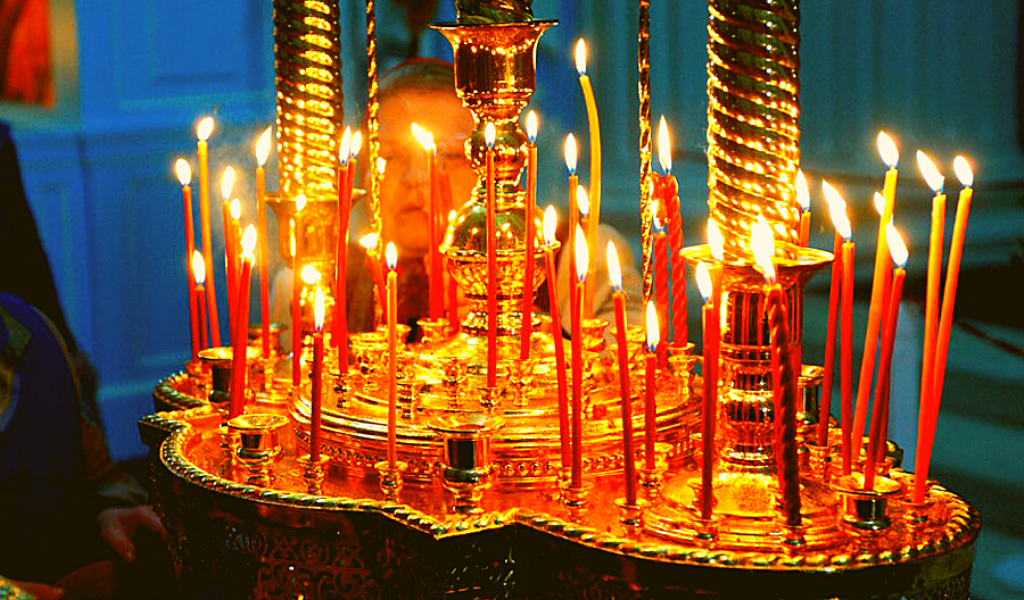 Свечи в храме на подсвечниках.