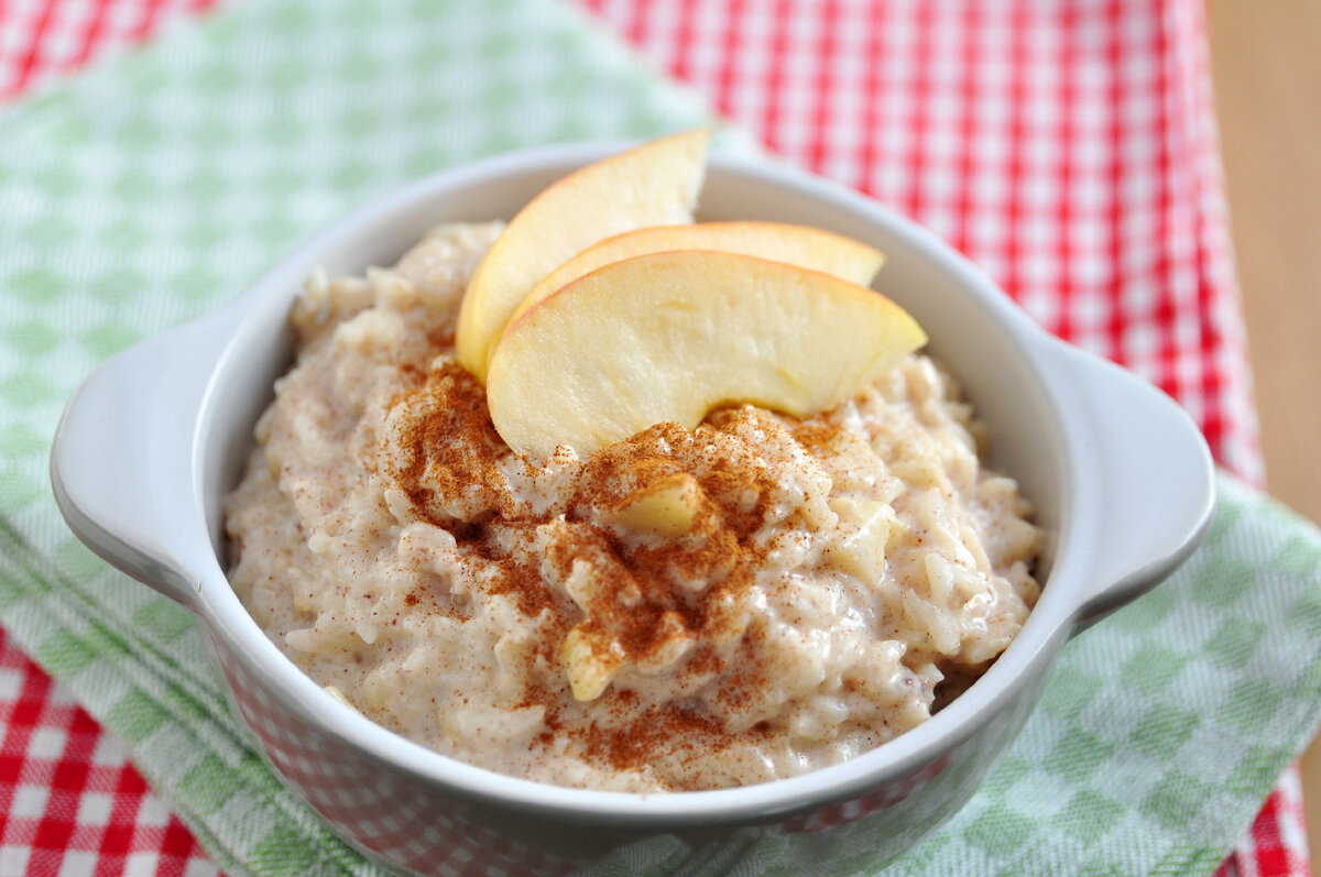 порция овсяной каши на молоке. овсяная каша на воде. овсяная каша на завтрак. овсяная каша на 4 порции. коричневый рисовый пудинг.