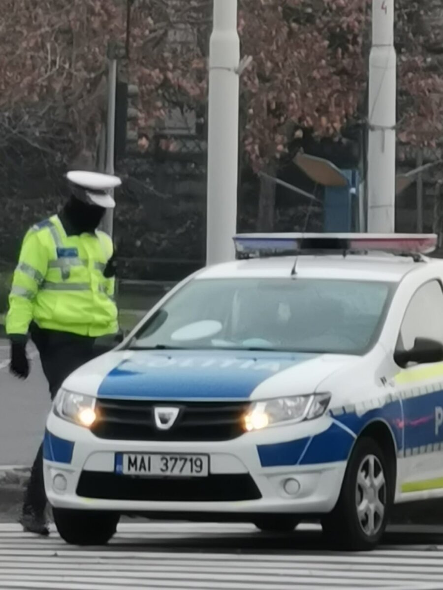 Полицейского с туристками снимать постеснялась!