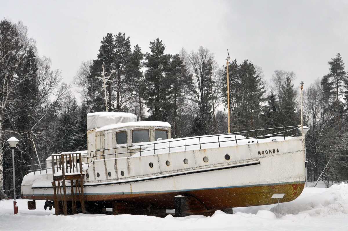 Военно-технический музей в Черноголовке. Корабль в море снега.