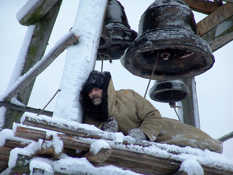 Эксцентричный старец-отшельник. Кадр из фильма. 