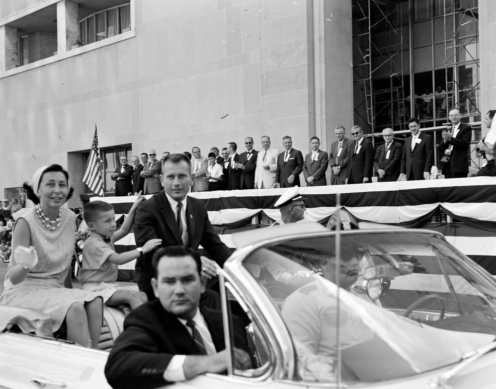 Слева: астронавт Дональд К. «Дик» Слейтон со своей женой Мардж и сыном Кентом во
время парада Четвертого июля 1962 года в Хьюстоне. Справа: Слейтон (справа) с другими шестью
астронавтами Меркурия в Хьюстонском Колизее на барбекю в честь Четвертого июля 1962 года.