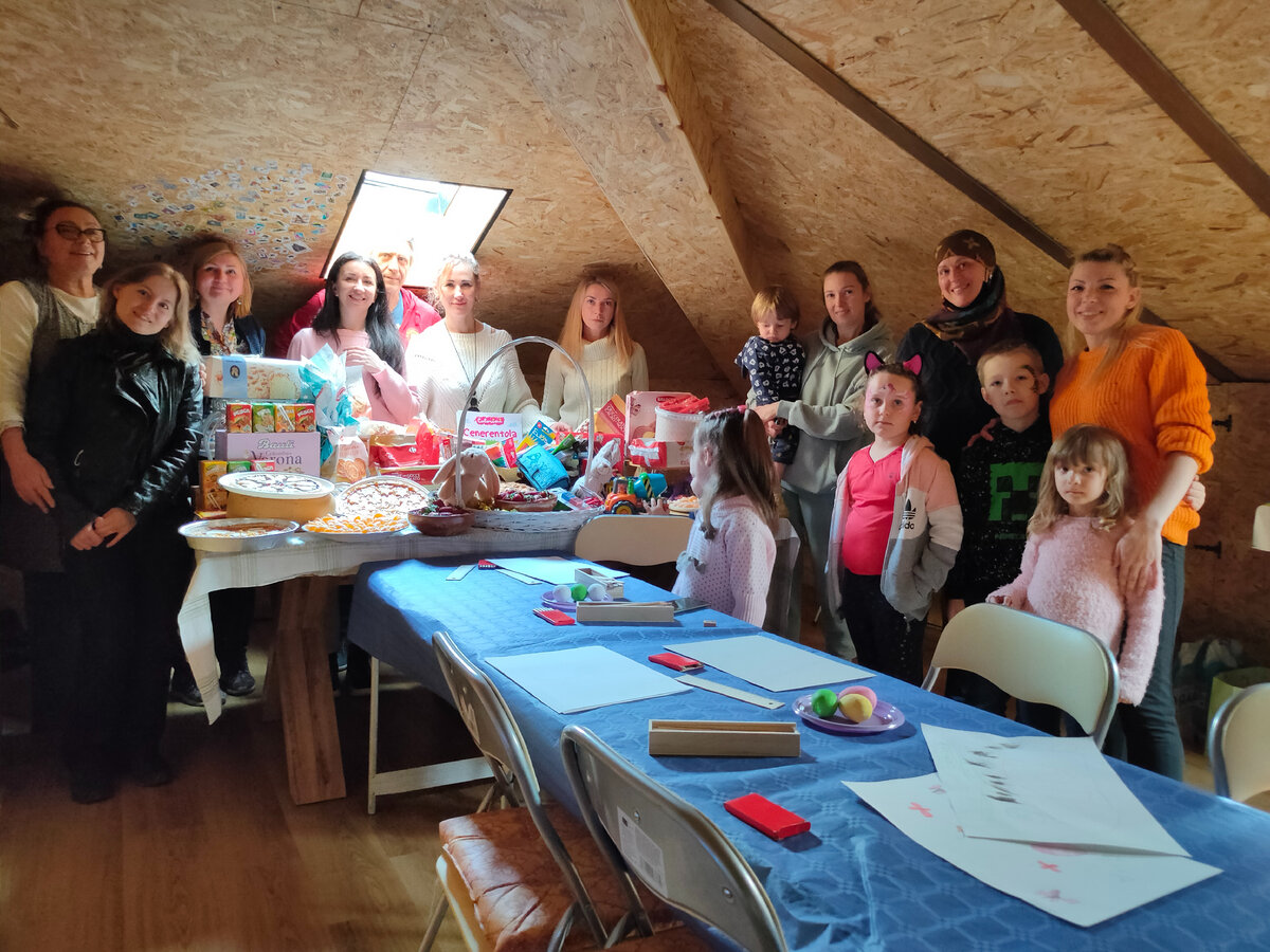 На мансарде Дачи в Бергамо с подарками от благотворителей. Ещё фото -в галерее