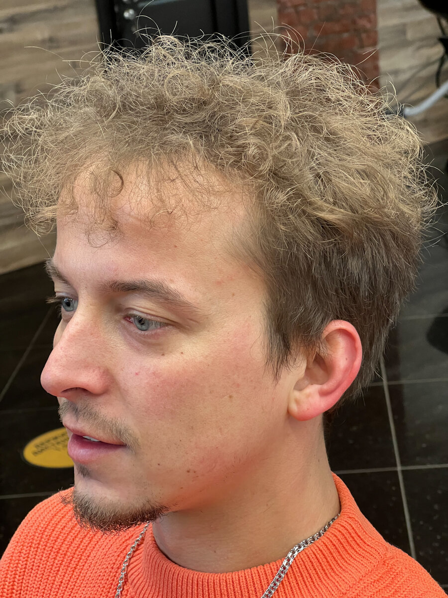 Фото до.перед тем как делать хим завивка,клиенту нужно понимать как он ее будет носить?.есть много техник и инструментов для получения разных результатов.в моем случае ,я буду выполнять тренд этих двух лет. Это накрутка на мелкие коклюшки.