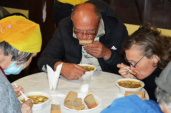 В рамках пасхальной недели 28 апреля в Симферополе состоялся благотворительный обед для нуждающихся: бездомных, людей с инвалидностью, малообеспеченных и пенсионеров.-2