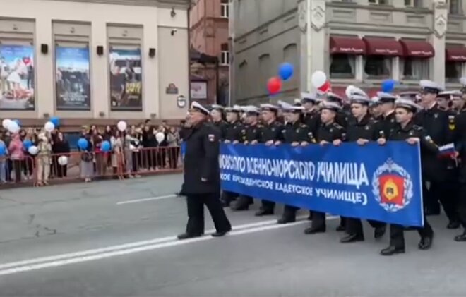 Колонна курсантов военно-морского училища г. Владивосток. В лучших традициях министерства обороны России показывают солидарность народа и Армии.