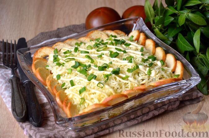 Салат из пекинской капусты с сухариками и чесноком