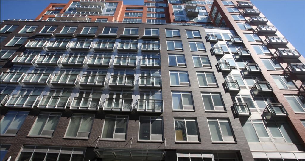 На нижних этажах здания расположены коммерческие площади, выше — жилые помещения