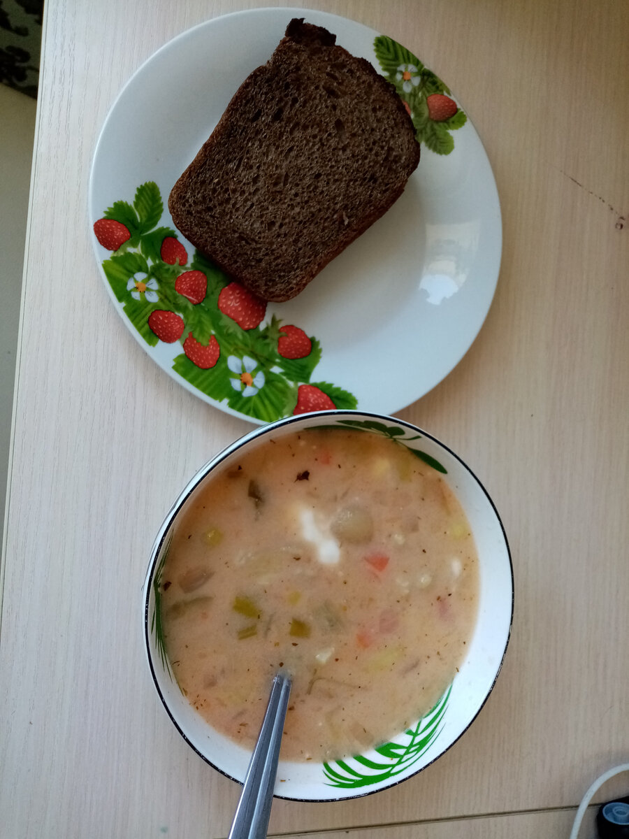 Борщ с хлебом