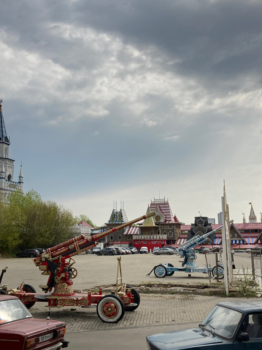 Прямо у входа стоят расписные царь-пушки