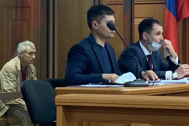 Сегодня в Верховном суде РТ стартовал суд над работником порохового завода Эриком Нуреевым. С первого взгляда незнающему человеку трудно было бы даже предположить, что спокойный, абсолютно невзрачный мужчина за стеклом аквариума обвиняется по 7 статьям УК РФ. Фото: Мария Новикевич