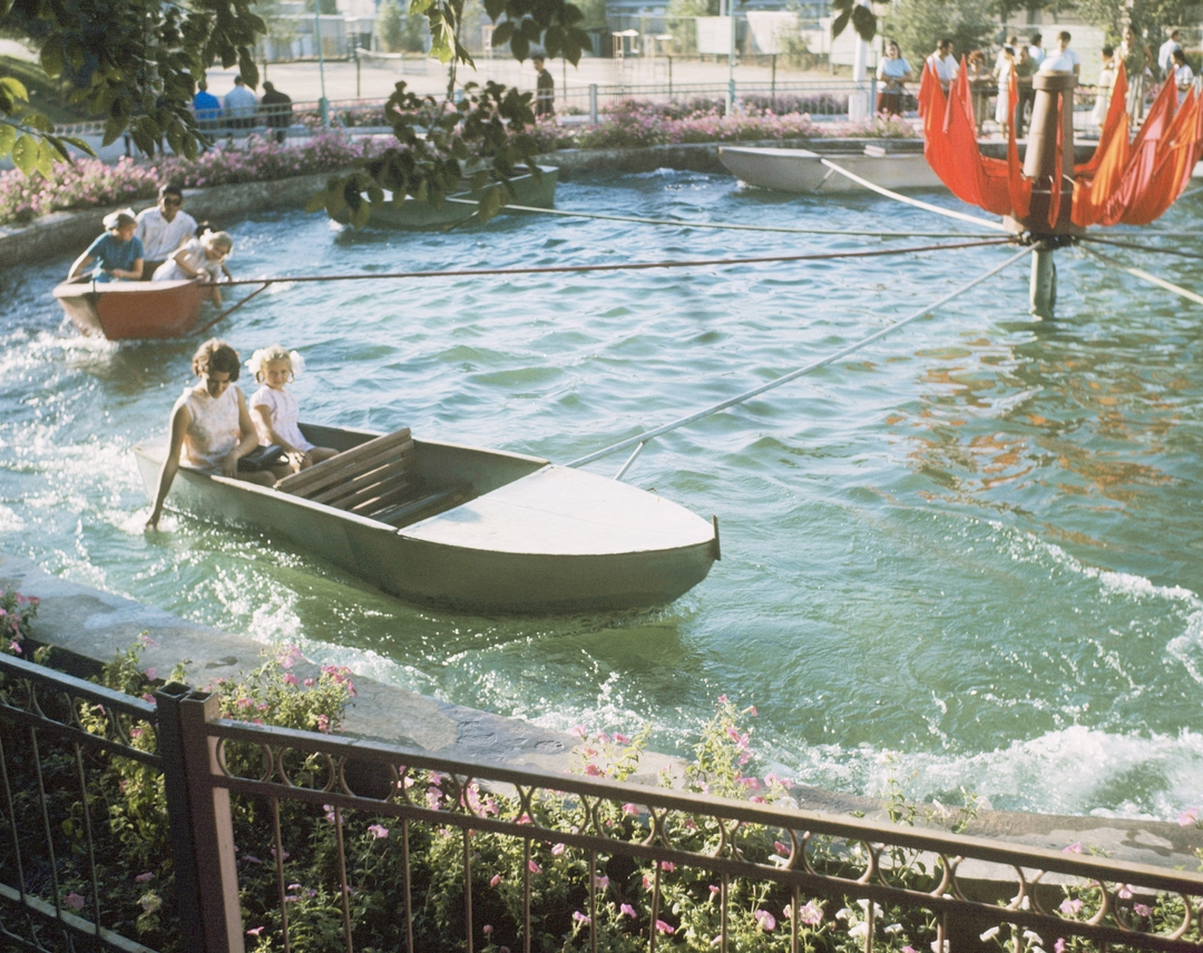 Киргизская ССР. Городской парк культуры и отдыха в городе Фрунзе. Карусель на воде (1973 год)