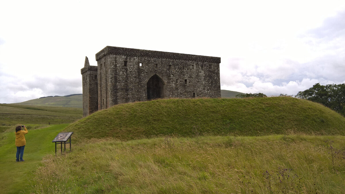 Замок Хермитейдж. На переднем плане - земляные валы для защиты от артобстрела  (С) Илона Якимова 2017