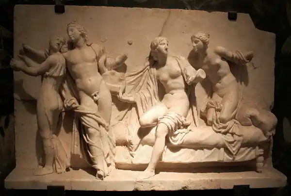 Мраморный фриз, изображающий молодого человека в окружении гетер, в Национальном археологическом музее, via Center for Hellenic Studies, Гарвард