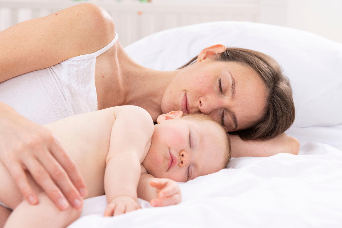 Психолог объяснила, до какого возраста ребенку можно спать с мамой