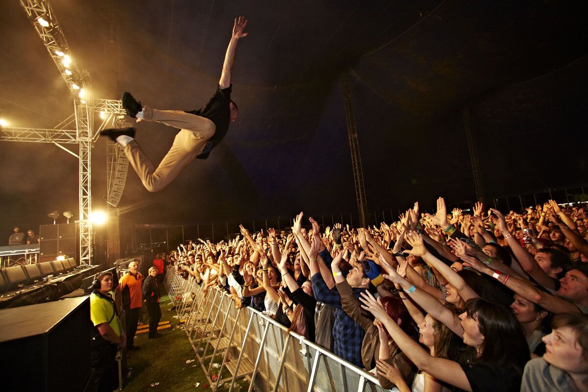 Фестиваль живая сцена. Рок концерт Stage Diving. Стейдж дайв группа. Прыжок в толпу. Прыжок со сцены.