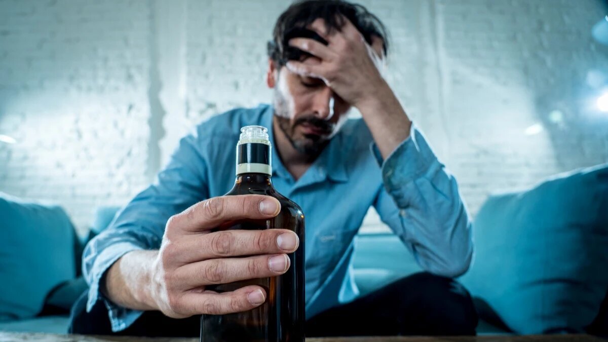 Алкоголизм и наркомания нуждаются в серьезном лечении. Фото: pxhere.com