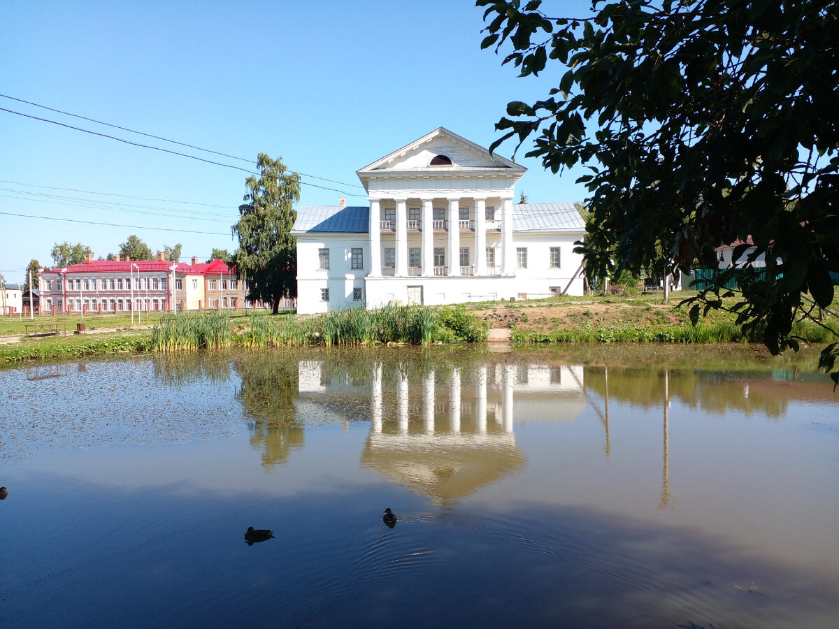 Ильинский краеведческий музей. Признан лучшим муниципальным музеем России 2005, в прошлом в этом здании находились Строгановская касса, административные помещения и по легенде от него отходит множество подземных ходов.