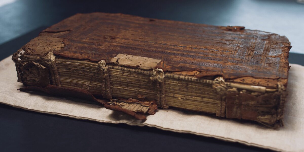 Сборник медицинских текстов 14-го века в переплете 16-го века из кожи. Фото: Cambridge University Library📷
