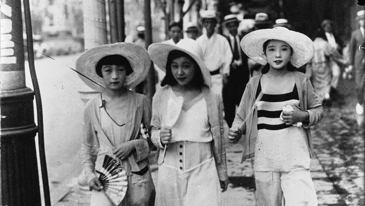    Японские modern girls прогуливаются по Гиндзе в 1928 году (Фото Wikipedia)