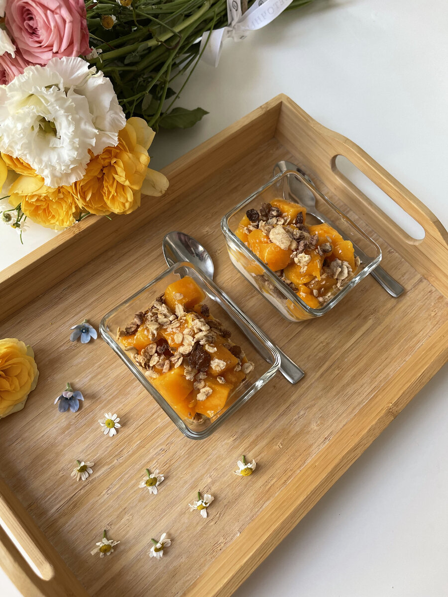 Варианты сервировки боула с гранолой: это может быть как большое блюдо, так и стильные порционные креманки. Главный принцип - не каша, а отдельно разложенные ингредиенты