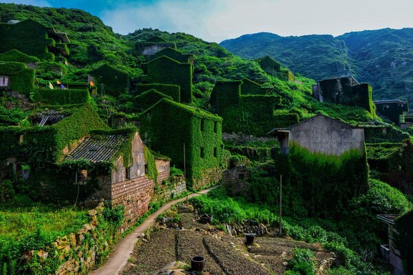 20 de locuri abandonate și pustii care te vor face să fii martor la puterea nemărginită a naturii