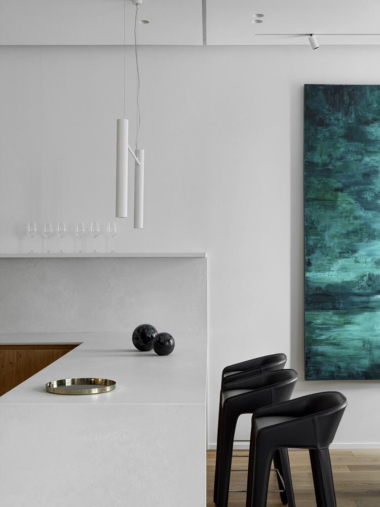 Зона кухни-столовой в квартире по дизайну студии Design Rocks. Барные стулья Bonaldo. Кухня Astra Cucine. Светильники Flos.
