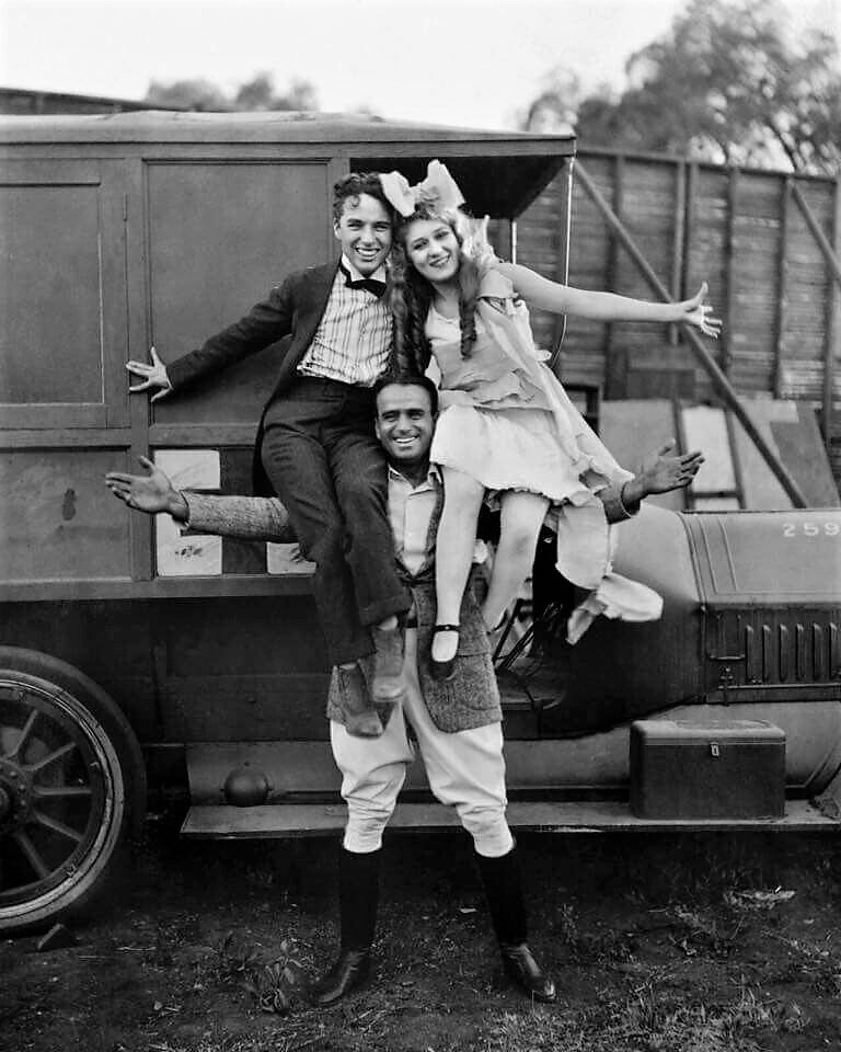 Чарли Чаплин, Мэри Пикфорд и Дуглас Фербенкс на съемках фильма «Ребекка с фермы Саннибрук», 1917 год