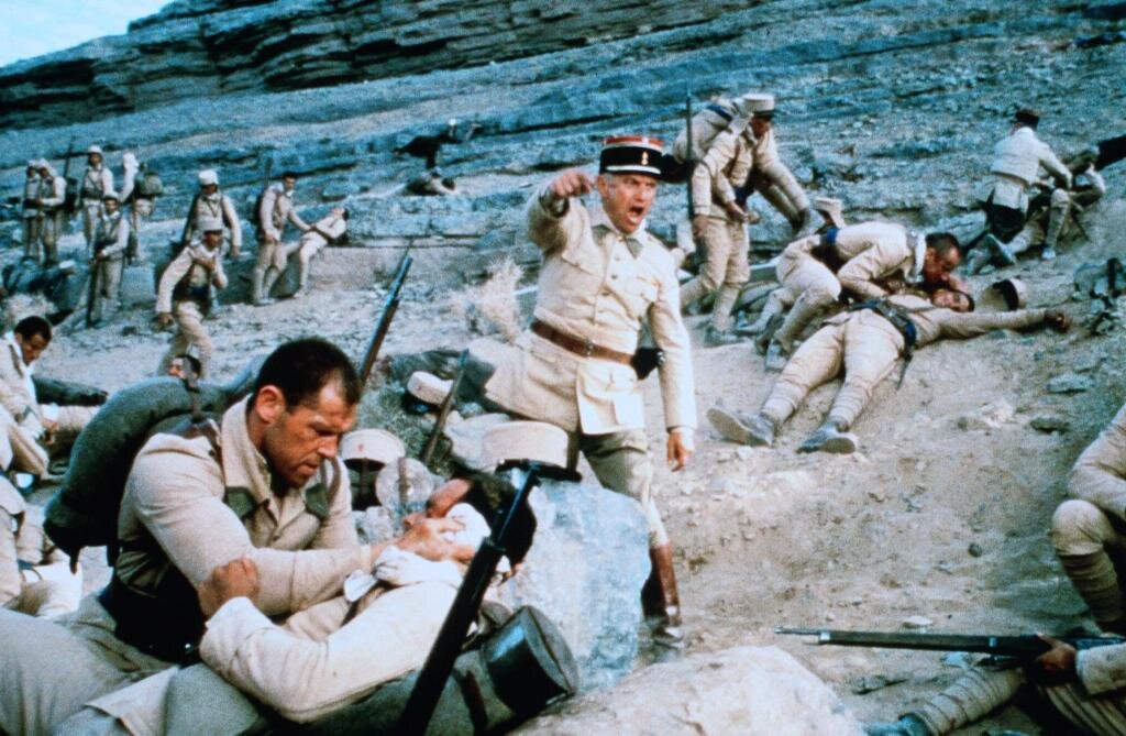 Кадр из х/ф "Легионер". Бойцы Легиона приходят в себя после атаки берберов. 