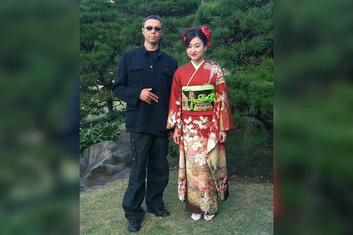 Виктор Пелевин с японской девушкой в одном из токийских парков, 2001 год / Фото: Владимир Солнцев/ТАСС