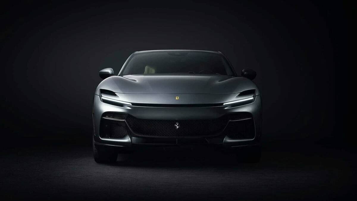 На это ушло три четверти века, но Ferrari наконец представила свой первый четырехдверный автомобиль. Новая модель, получившая название Purosangue, пополнила модельный ряд, включающий в себя все: от стильного Roma и современного 296 до неукротимого SF90 и роскошного 812. В зависимости от вашей точки зрения, это чертовски вовремя – или шаг настолько предосудительный, что старик Энцо должен выйти прямо с кладбища Сан-Катальдо и отправиться в зал заседаний Ferrari, чтобы погромыхать.
